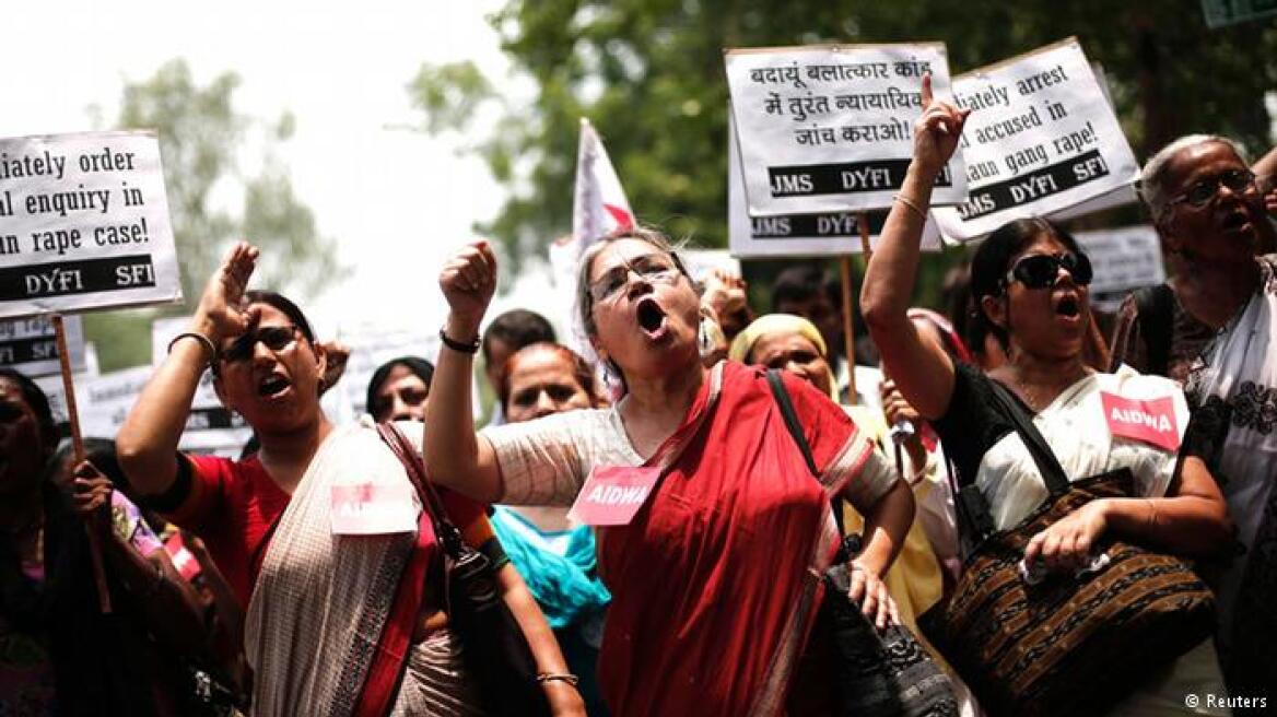 Ινδία: Αντλίες νερού κατά γυναικών που διαδήλωσαν για το βιασμό των δύο κοριτσιών